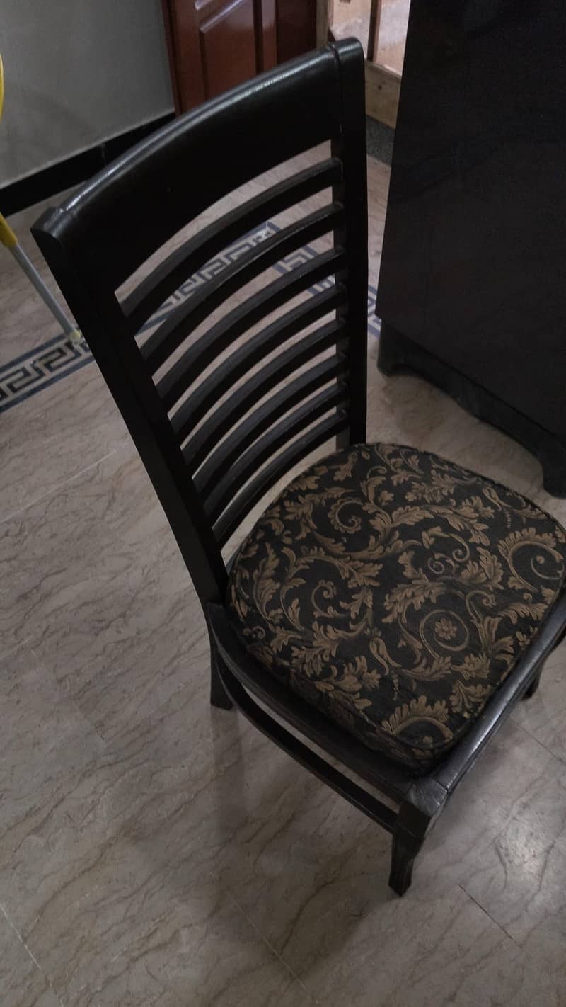 Diningtable & chairs 3