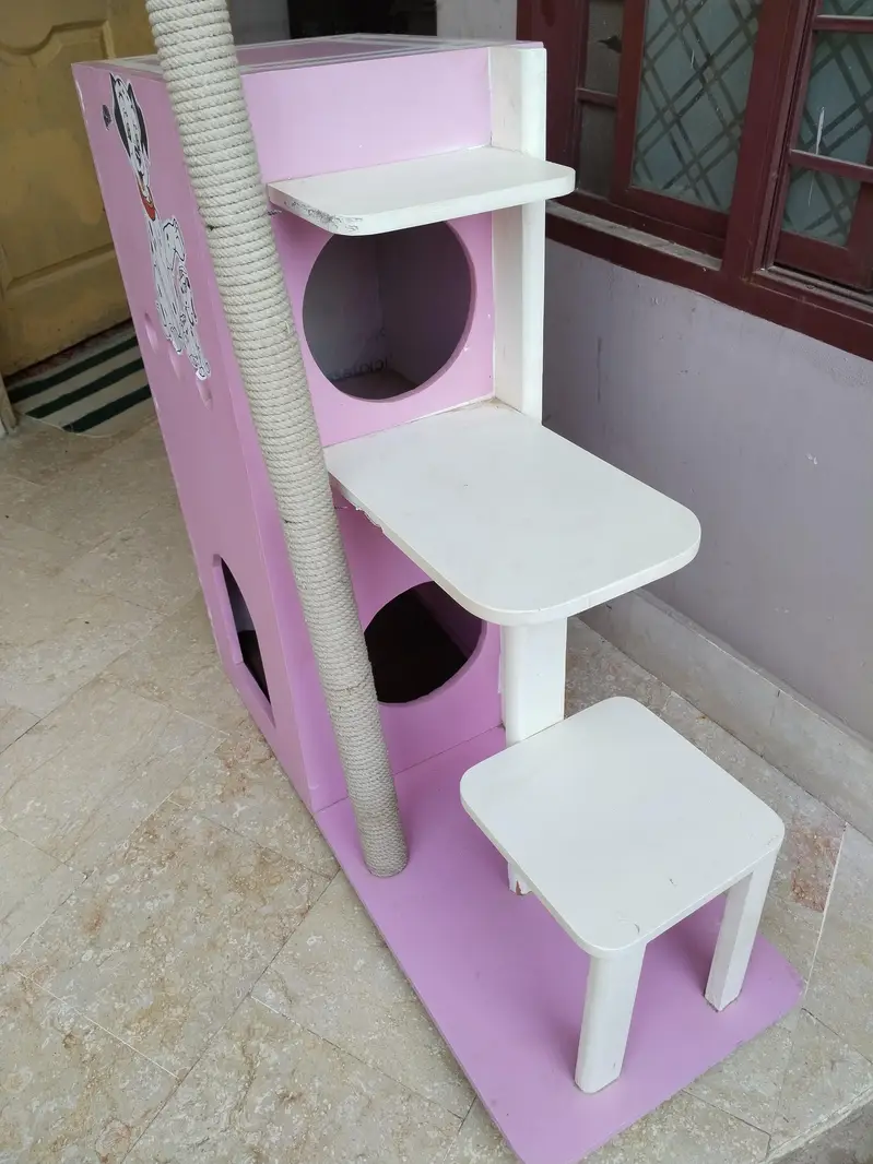 Wooden Cat House – Strong & Beautiful – Excellent Condition — photo 3