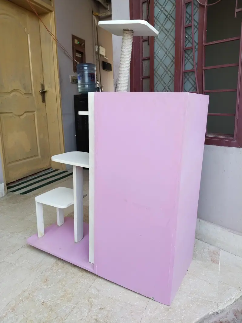 Wooden Cat House – Strong & Beautiful – Excellent Condition — photo 4