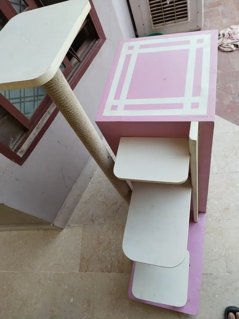 Wooden Cat House – Strong & Beautiful – Excellent Condition — photo 5