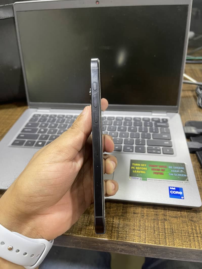 Apple iPhone 16 Pro Max 4
