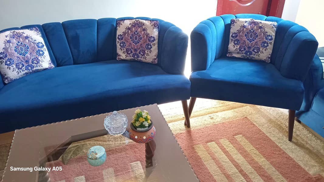 4 seater sofa with table 4