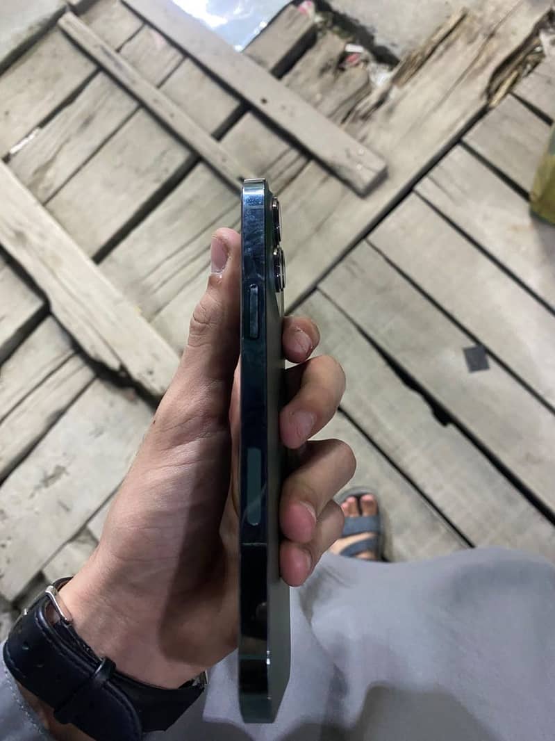 Apple iPhone 13 Pro Max 4