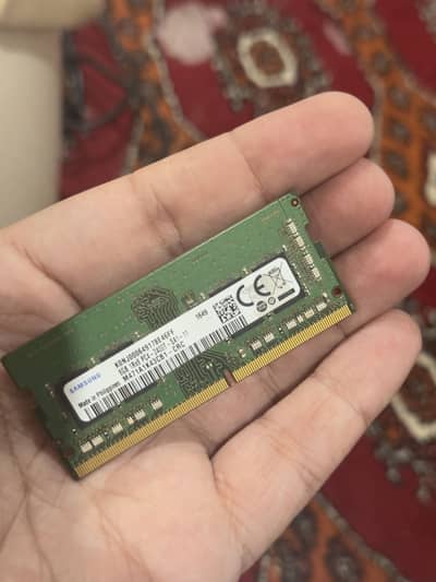 Samsung 8 gb DDR4 laptop RAM stick