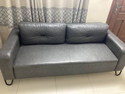 4 seater sofa with 2 cushions