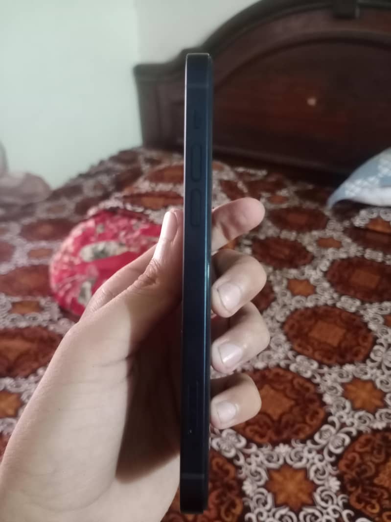 Apple iPhone 12 4
