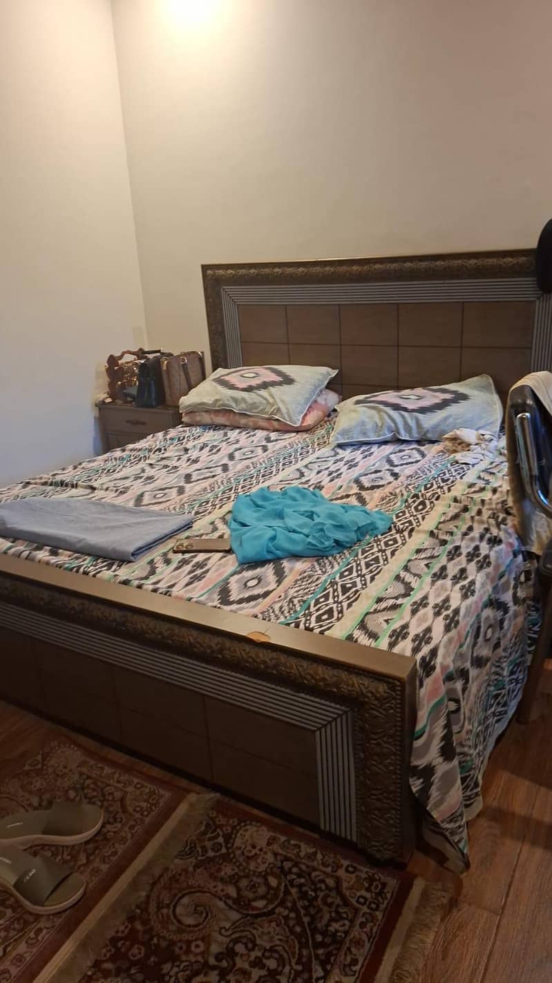 bed with 2 side tables 1