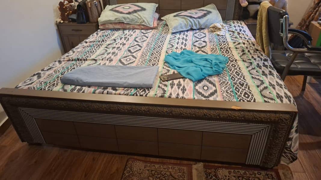 bed with 2 side tables 3