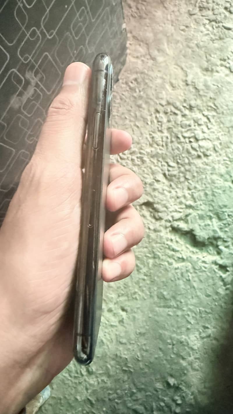 Apple iPhone 11 Pro Max 2