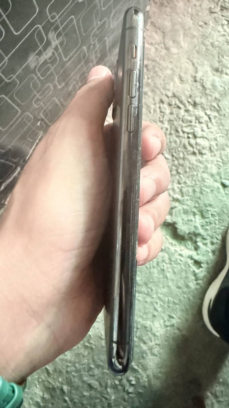 Apple iPhone 11 Pro Max 4