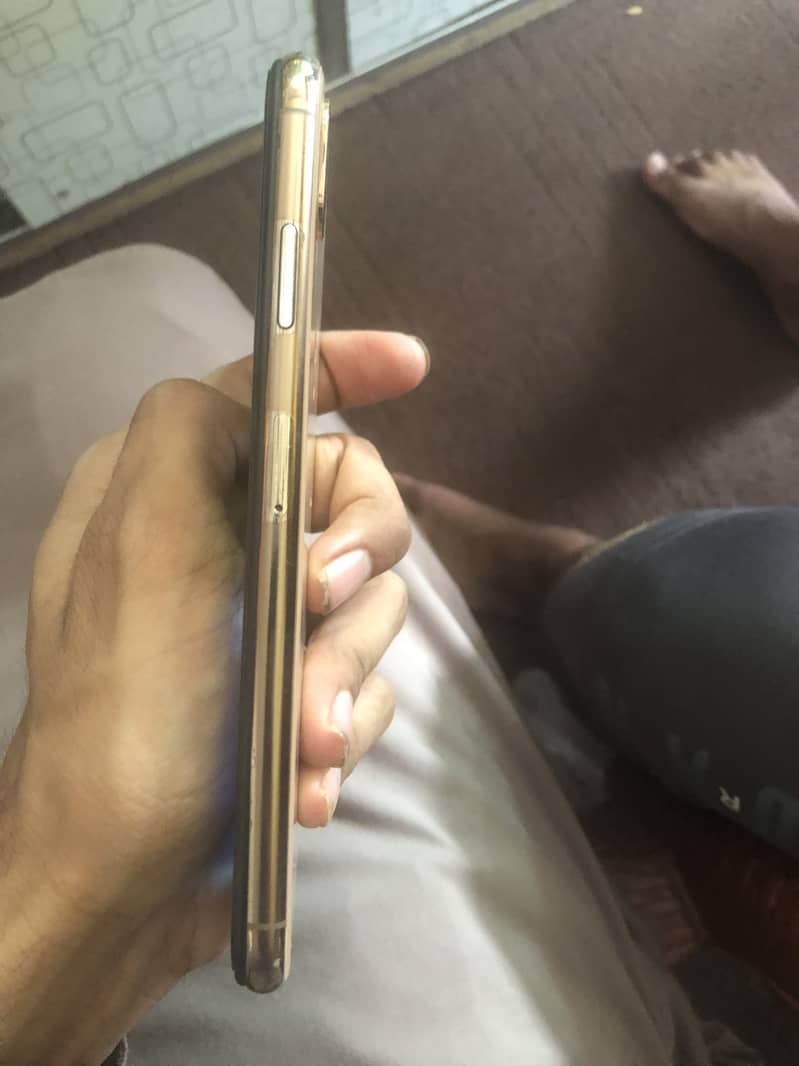 Apple iPhone XS Max 3