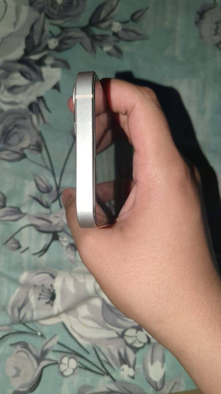 Apple iPhone 13 7