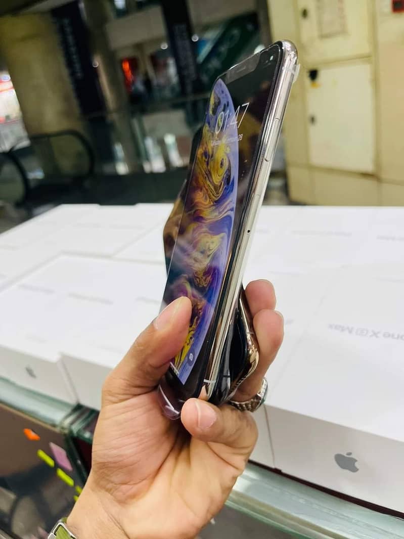 iPhone X's Max 1