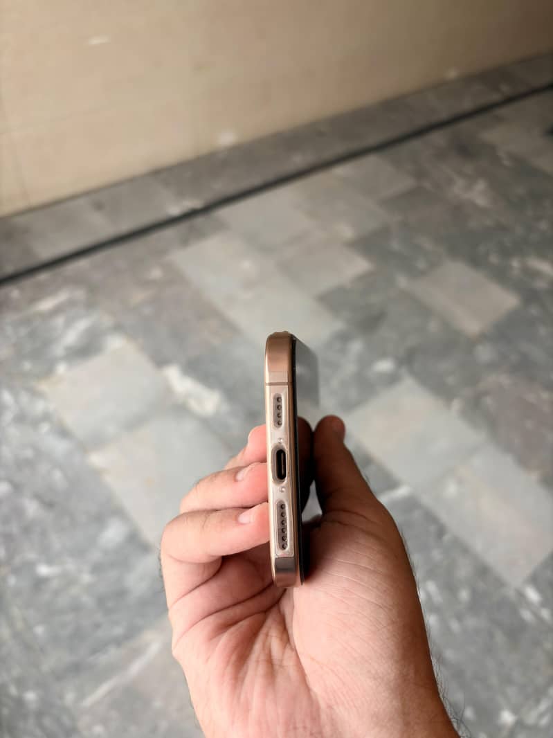 Apple iPhone 16 Pro Max 2