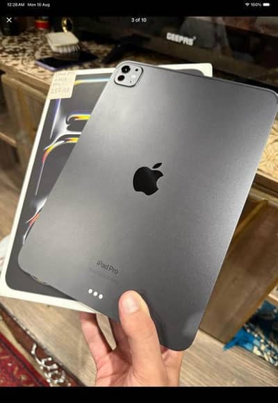 iPad M4 256GB - With Box
