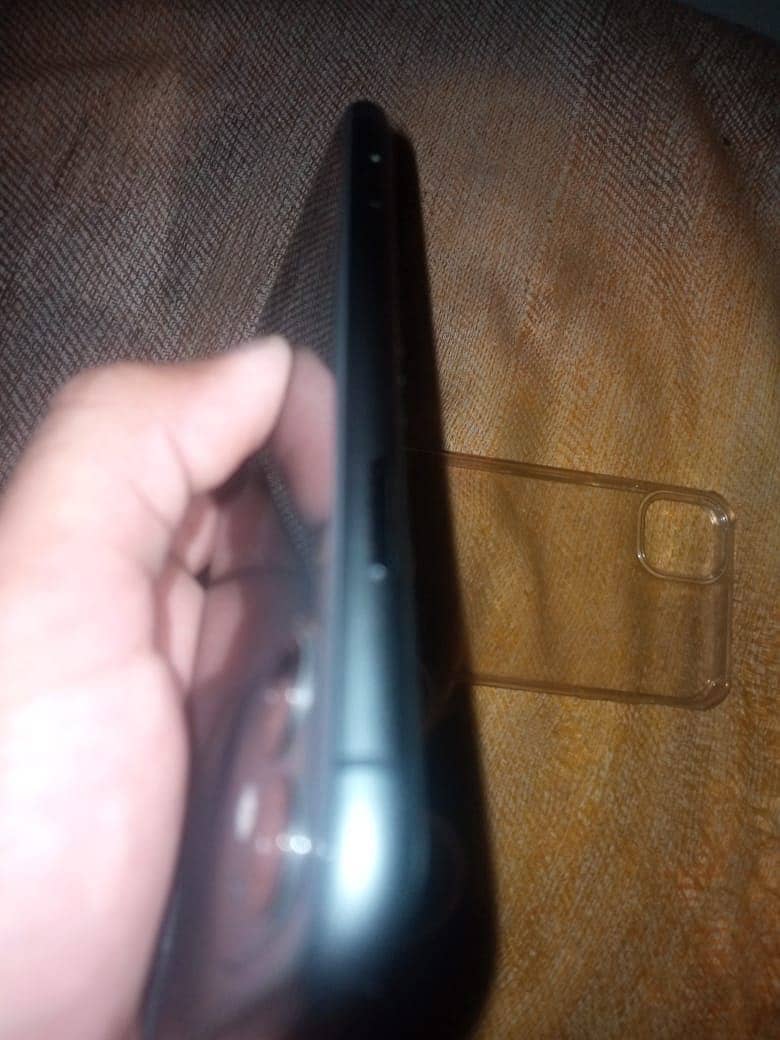 Apple iPhone 11 3