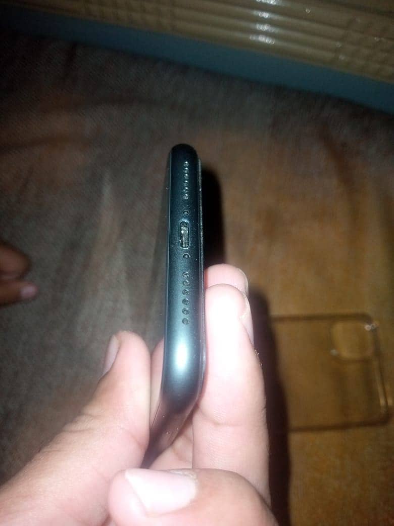 Apple iPhone 11 4