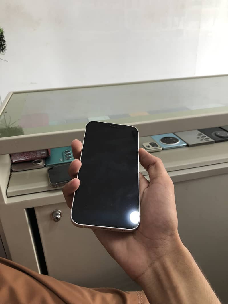 Apple iPhone 12 4