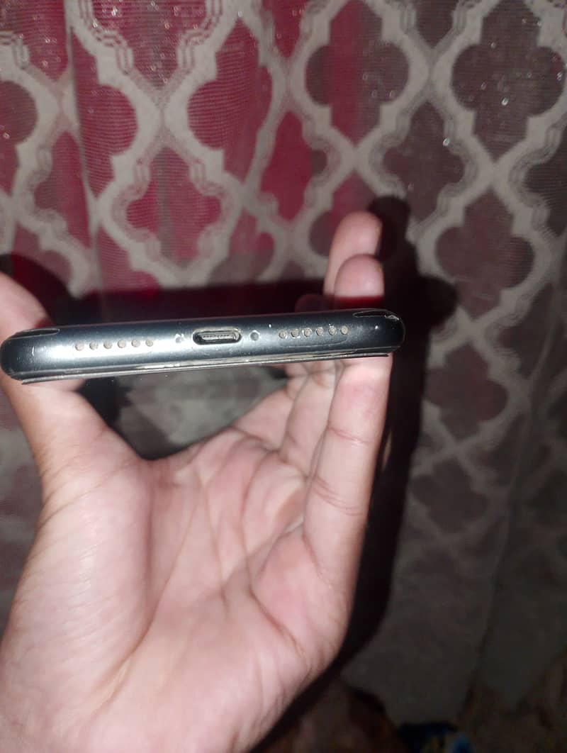 Apple iPhone 11 4