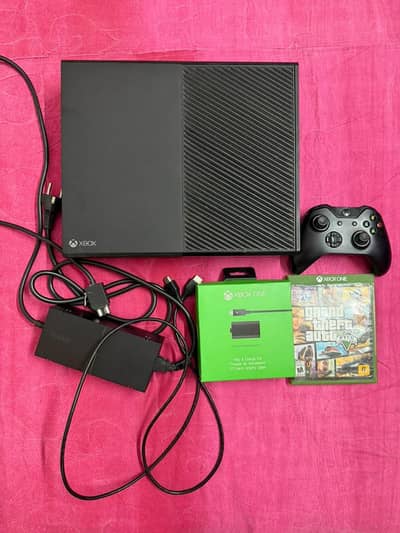 Xbox One 500gb+battery pack and GTA V CD
