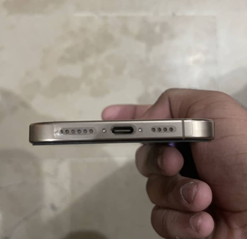 Apple iPhone 16 Pro Max 2