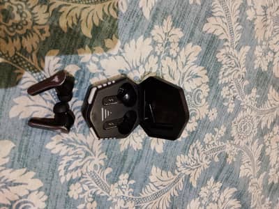 gaming earbuds good condition sounds quality good with light