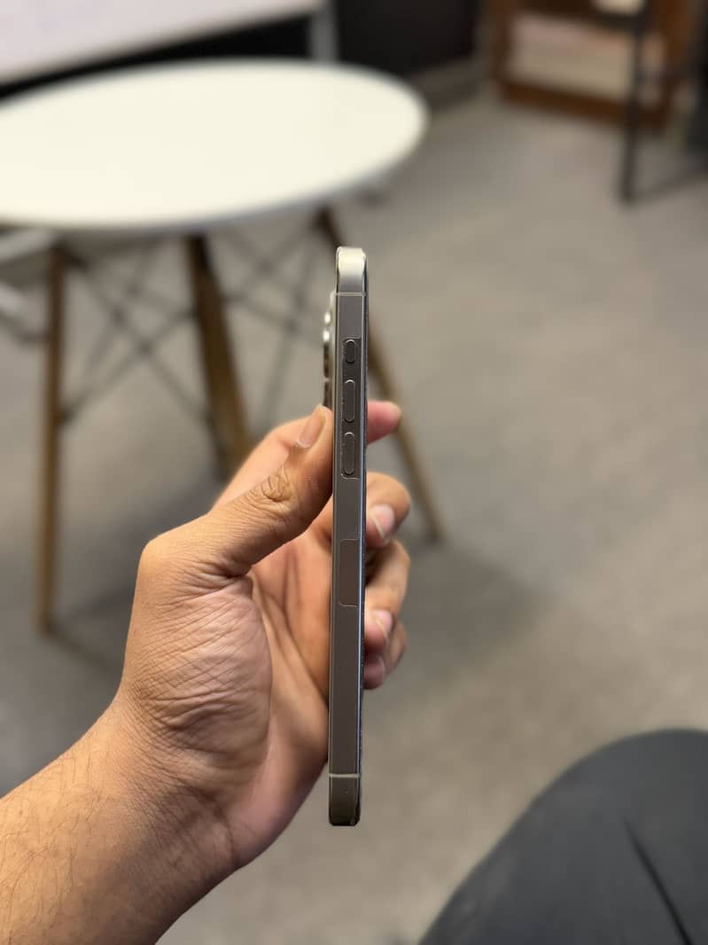 Apple iPhone 15 Pro Max 4