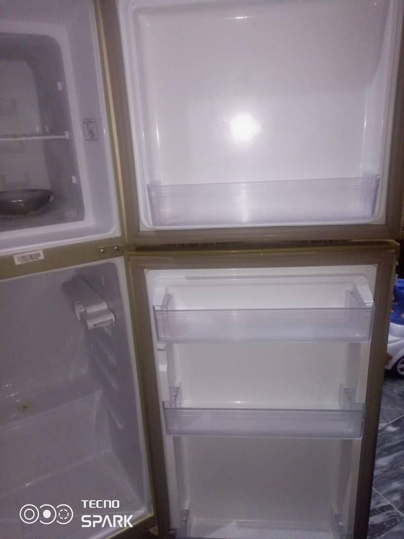 Dawlance Refrigerator Medium 8