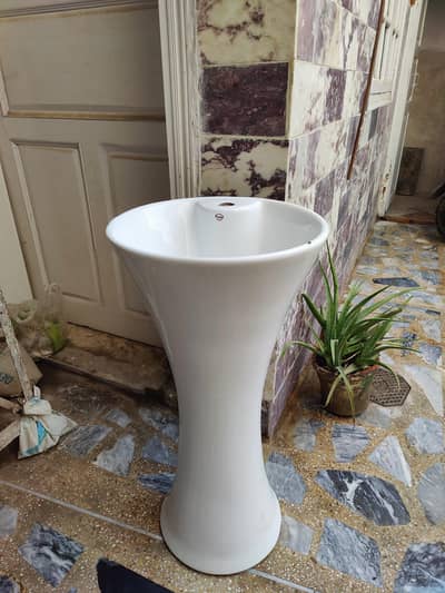 Freestanding pedestal wash basin
