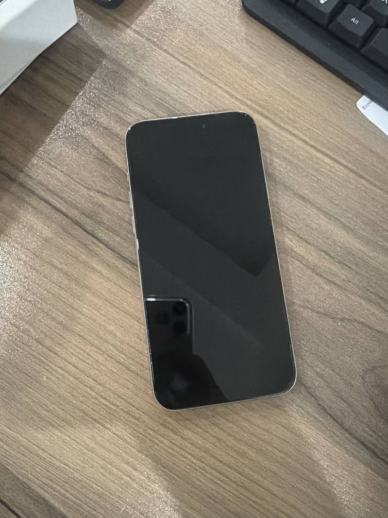 Apple 15 Pro Max 2