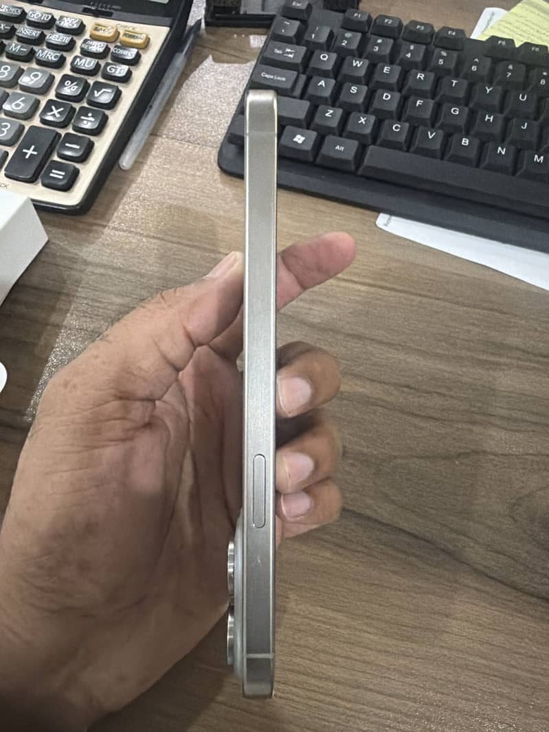 Apple 15 Pro Max 4