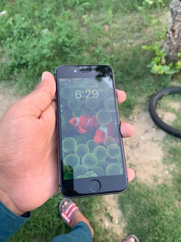 Apple iPhone 8 1