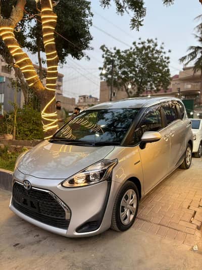 Toyota Sienta Fan Base G Package (Hybrid)