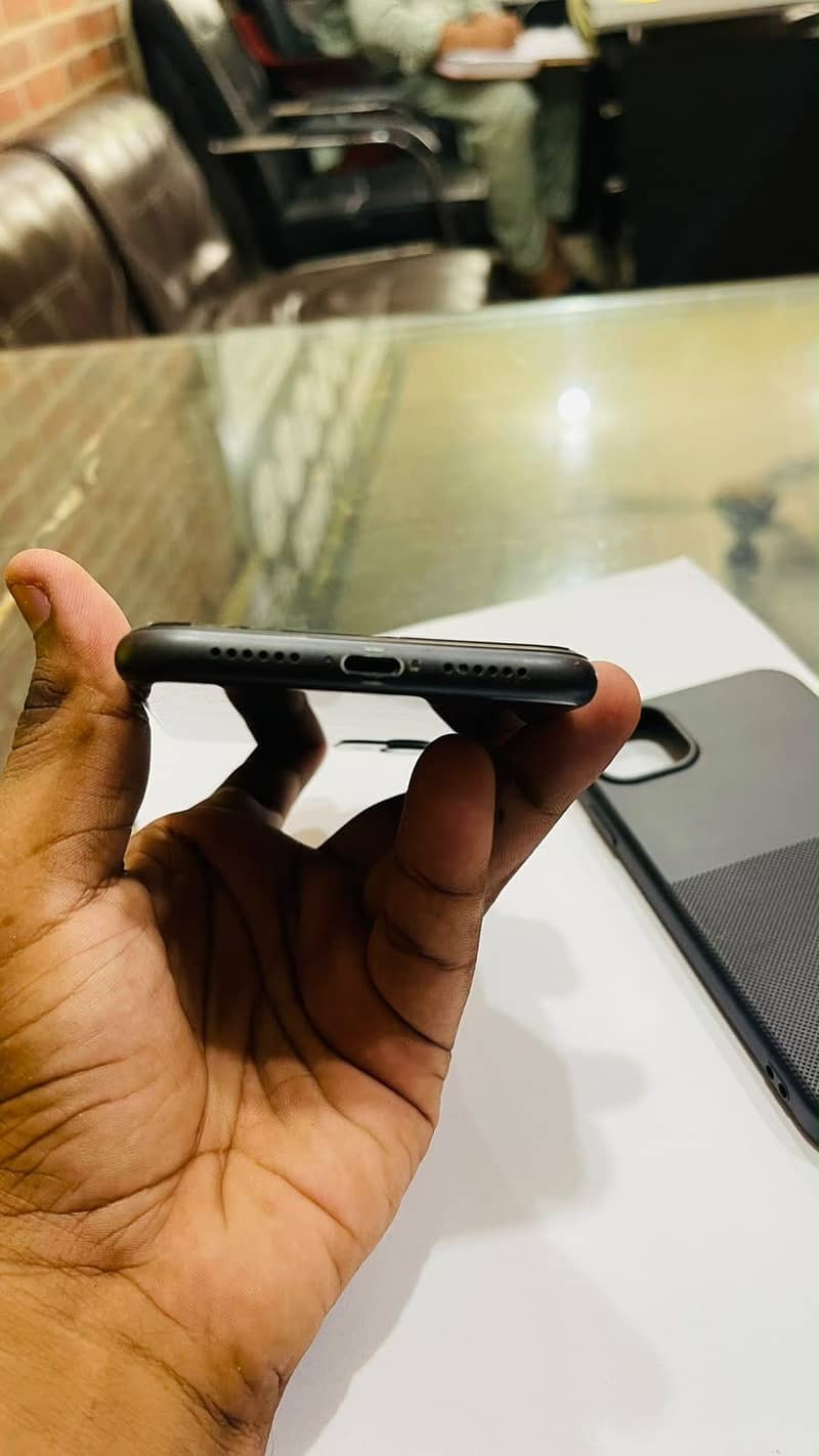 Apple iPhone 11 3