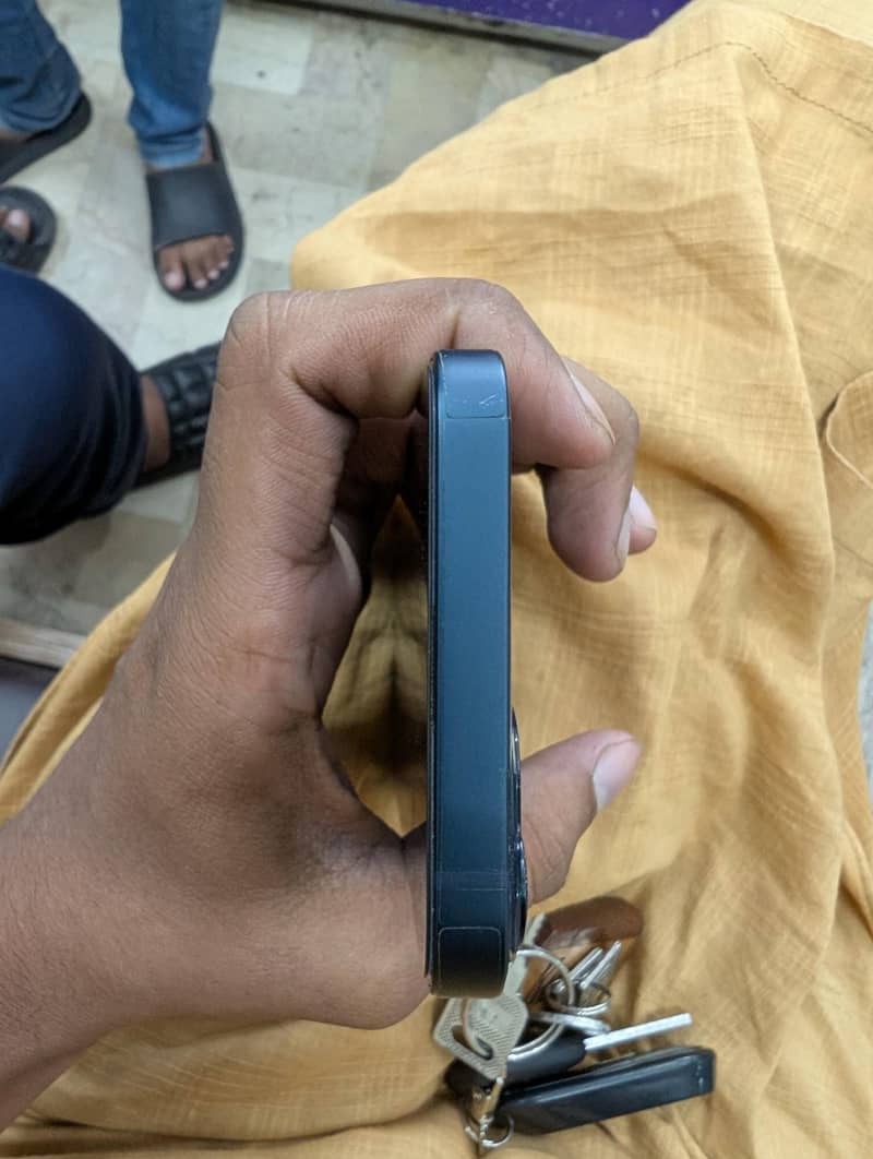 Apple iPhone 13 2