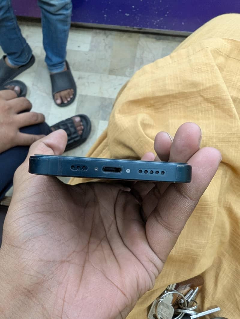 Apple iPhone 13 4