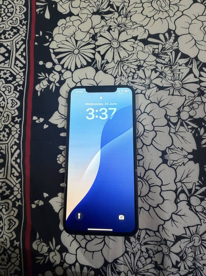Apple iPhone Xs Max 0