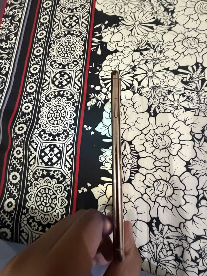 Apple iPhone Xs Max 3