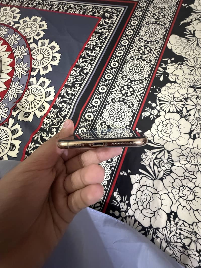 Apple iPhone Xs Max 5