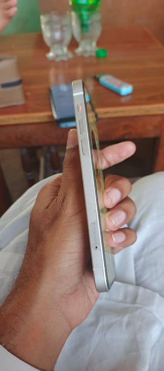 Apple iPhone 12 4