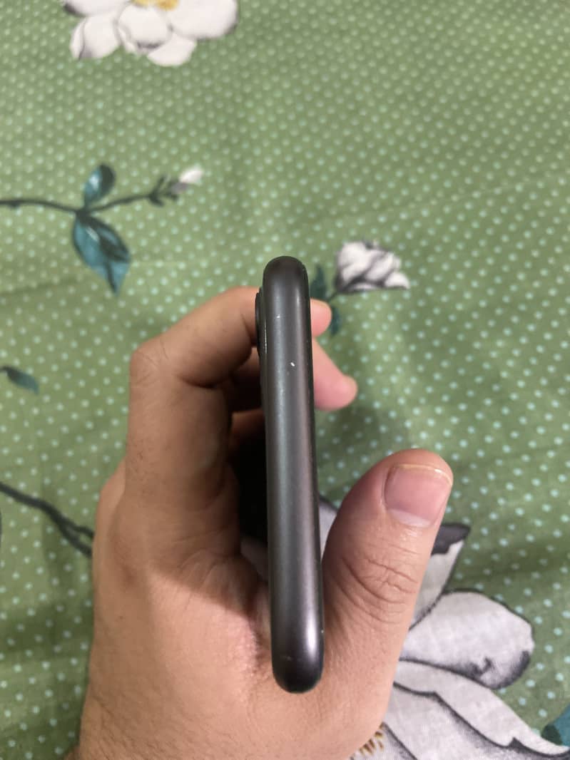 Apple iPhone 11 4