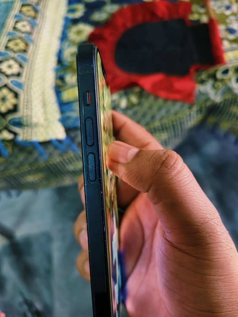 Apple iPhone 12 4