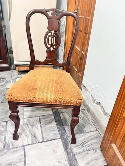 National Furniture’s k dining table aur chairs