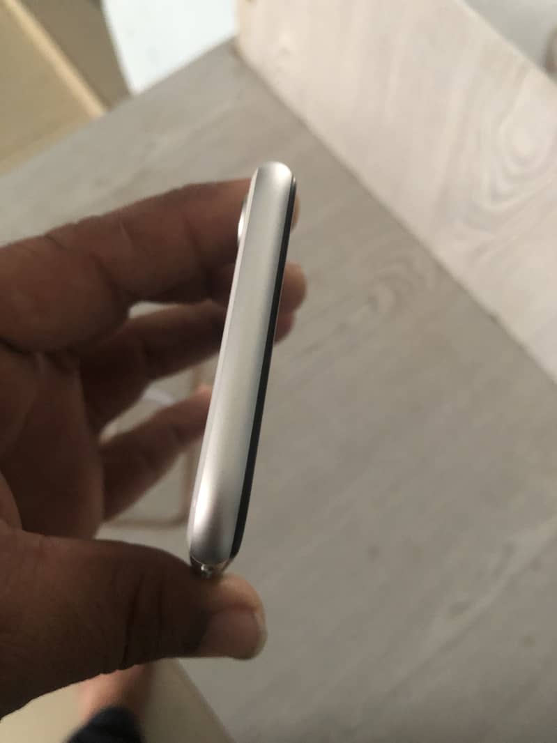 Apple iPhone SE 10