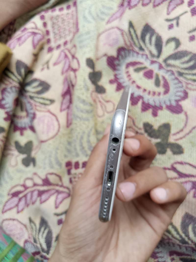 Apple iPhone 6S 4