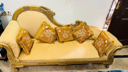 Dewan with 5 cushions urgent for sale