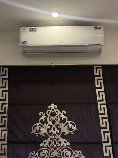 PEL 1.5 Ton Inverter (Heat and cool) 10/10 just like new