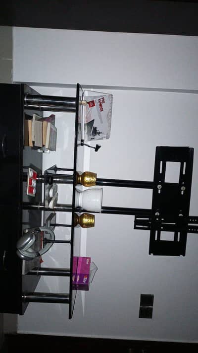 TV and Console table. In good quality and reasonable price.