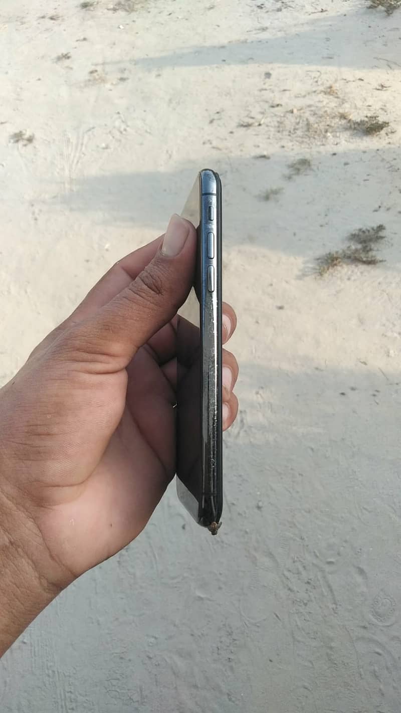 Apple iPhone X 4