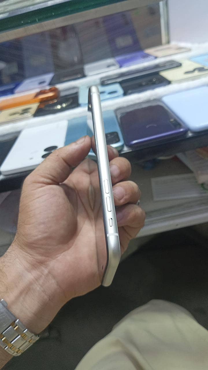 Apple iPhone 11 3